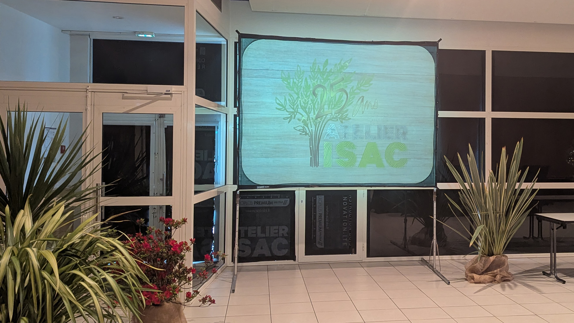 Projection 25 ans Atelier ISAC - Habillage visuel