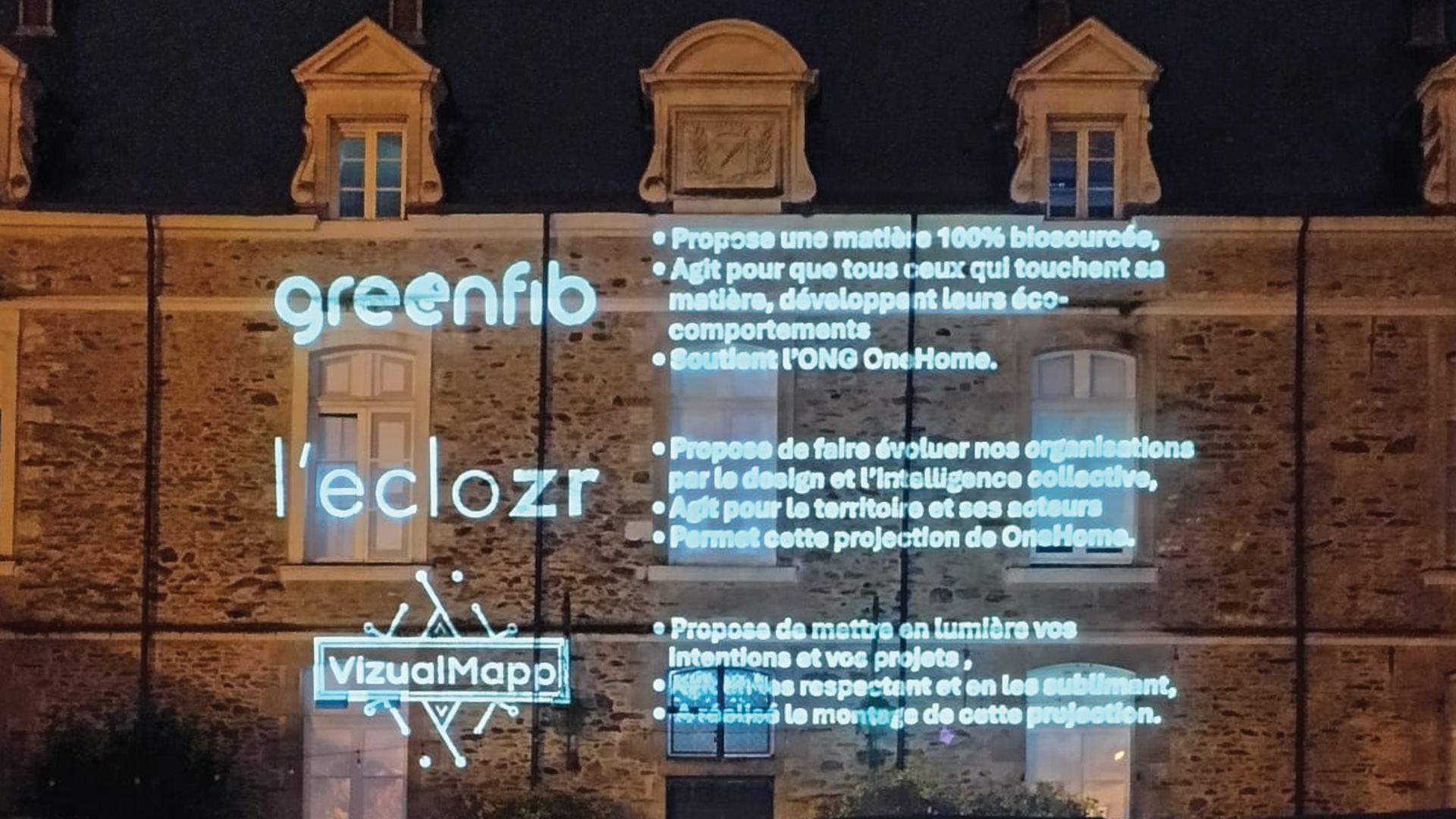 Overview Effect - Projection façade